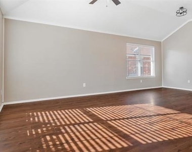 527 Alameda Avenue - Photo Thumbnail 3