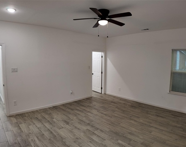 4709 Lee Street - Photo Thumbnail 11