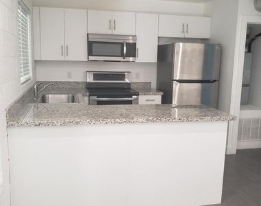 622 N 9th Avenue - Photo Thumbnail 4