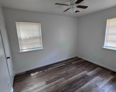 966 N La Salle Drive - Photo Thumbnail 8
