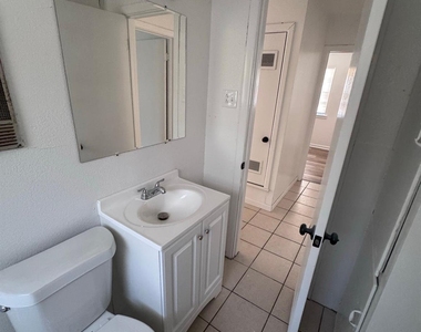 966 N La Salle Drive - Photo Thumbnail 10