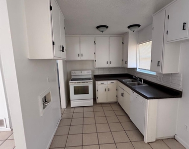 966 N La Salle Drive - Photo Thumbnail 18