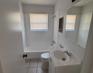 966 N La Salle Drive - Photo Thumbnail 12