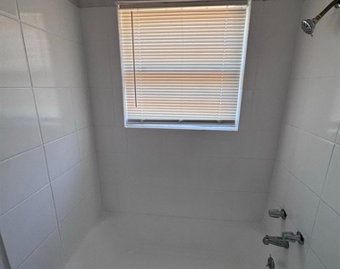 966 N La Salle Drive - Photo Thumbnail 11