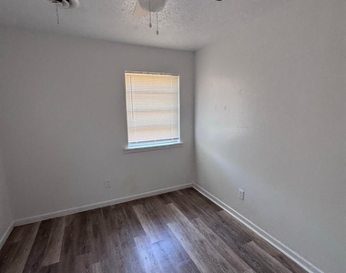 966 N La Salle Drive - Photo Thumbnail 7