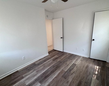 966 N La Salle Drive - Photo Thumbnail 6