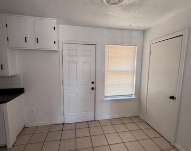 966 N La Salle Drive - Photo Thumbnail 19