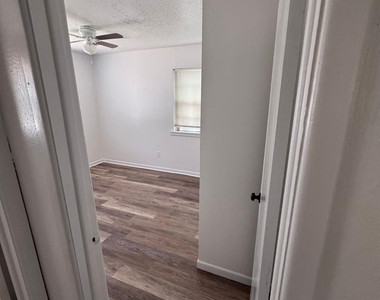 966 N La Salle Drive - Photo Thumbnail 5
