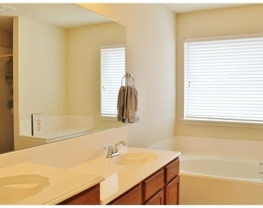 629 Rothschild Lane - Photo Thumbnail 16