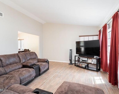 8826 W Diana Avenue - Photo Thumbnail 2