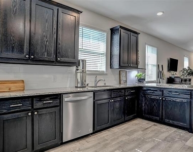 7205 Windy Meadow Drive - Photo Thumbnail 9