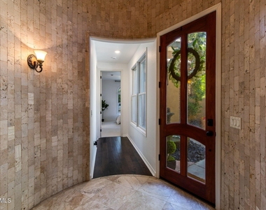 904 E Mead Drive - Photo Thumbnail 5