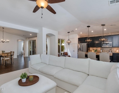 904 E Mead Drive - Photo Thumbnail 6