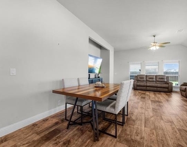 2740 Lisa Maria Street - Photo Thumbnail 7