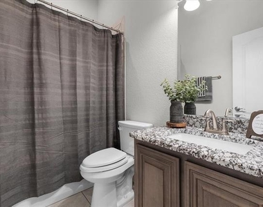 2740 Lisa Maria Street - Photo Thumbnail 9
