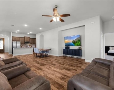 2740 Lisa Maria Street - Photo Thumbnail 8