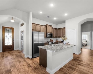 2740 Lisa Maria Street - Photo Thumbnail 5