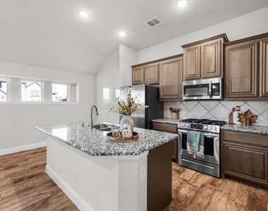 2740 Lisa Maria Street - Photo Thumbnail 6