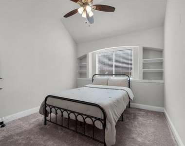 2740 Lisa Maria Street - Photo Thumbnail 12