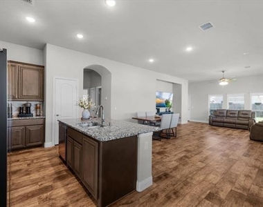 2740 Lisa Maria Street - Photo Thumbnail 4