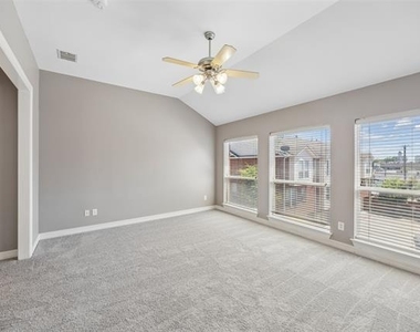 3943 N Hall Street - Photo Thumbnail 21