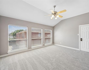 3943 N Hall Street - Photo Thumbnail 6