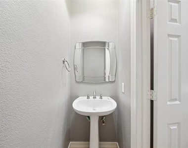 3943 N Hall Street - Photo Thumbnail 28