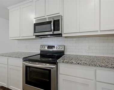 227 W Bond Street - Photo Thumbnail 11