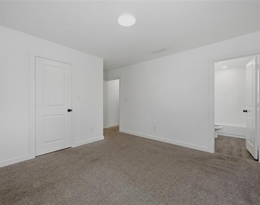 227 W Bond Street - Photo Thumbnail 16