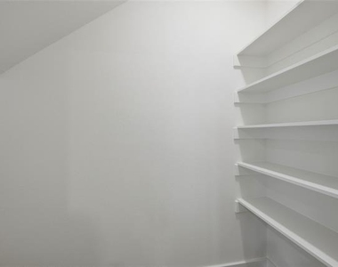 227 W Bond Street - Photo Thumbnail 12