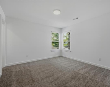 227 W Bond Street - Photo Thumbnail 15