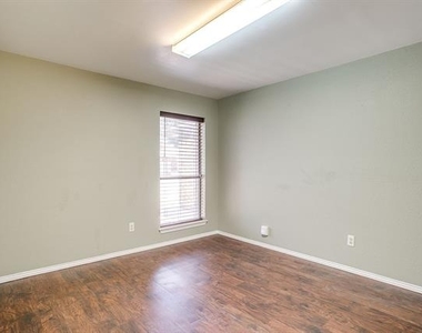 2400 Westpark Way Circle - Photo Thumbnail 15