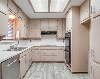 2400 Westpark Way Circle - Photo Thumbnail 7