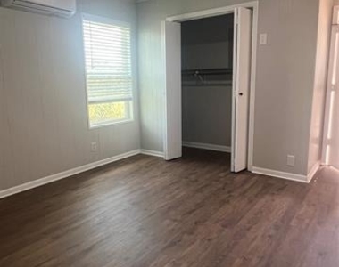 412 Smith Row - Photo Thumbnail 4