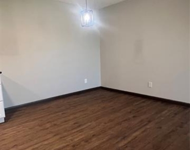 412 Smith Row - Photo Thumbnail 9