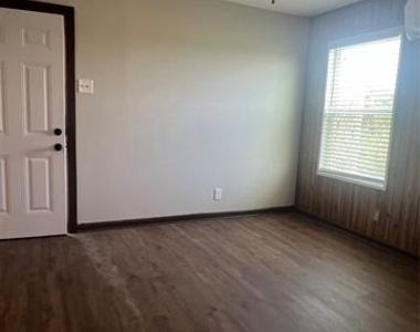 412 Smith Row - Photo Thumbnail 8