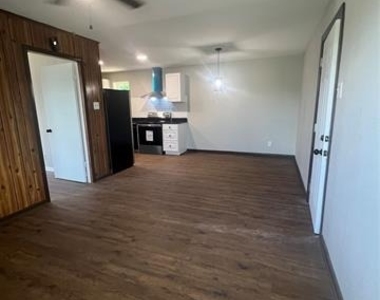 412 Smith Row - Photo Thumbnail 1