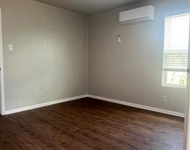 412 Smith Row - Photo Thumbnail 7