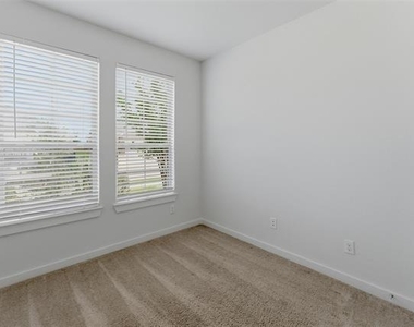 305 Evans Drive - Photo Thumbnail 4