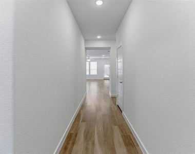 305 Evans Drive - Photo Thumbnail 3