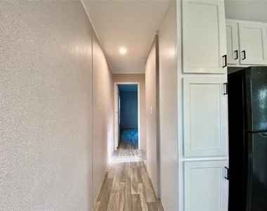 903 Sw 24th Street - Photo Thumbnail 5