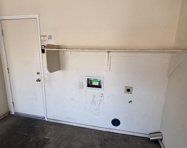 12721 W Palm Lane - Photo Thumbnail 19