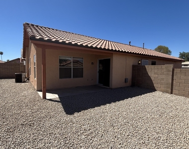 12721 W Palm Lane - Photo Thumbnail 21