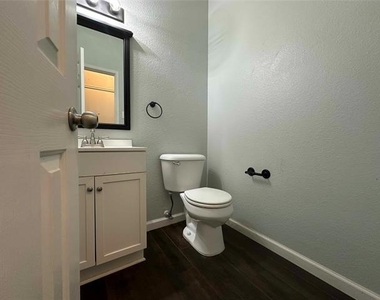 1909 Bradford Pear Square - Photo Thumbnail 5