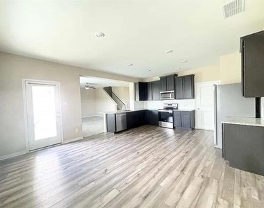 3237 Bowen Street - Photo Thumbnail 4