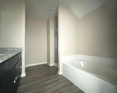 3237 Bowen Street - Photo Thumbnail 9