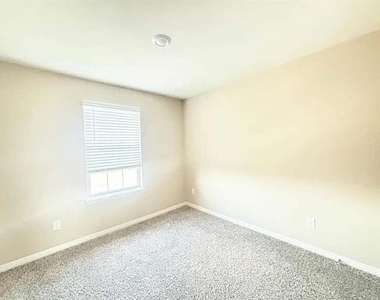 3237 Bowen Street - Photo Thumbnail 7