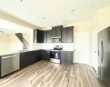 3237 Bowen Street - Photo Thumbnail 5