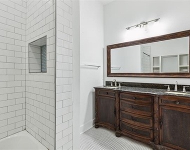 820 W 10th Street - Photo Thumbnail 6