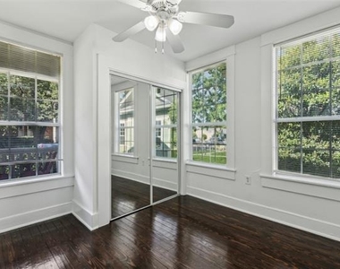820 W 10th Street - Photo Thumbnail 7
